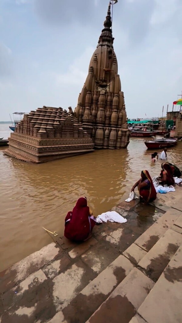 Pilgrims at the Ratneshwar Mahadev Mandir also known as Matri-rin Mahadev, or Leaning temple of Varanasivaranasi varanasitourism kashi kashivishwanath leaningtempleofvaranasi banaras